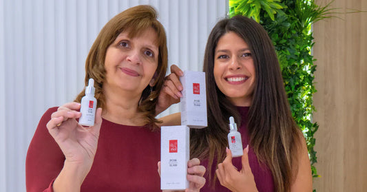 Obiteljski Proizveden Serum za Lice s Organskim Uljem Ruže