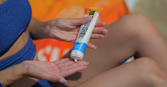 Prirodna krema za sunčanje SPF 50 nanesena na plaži ljeti