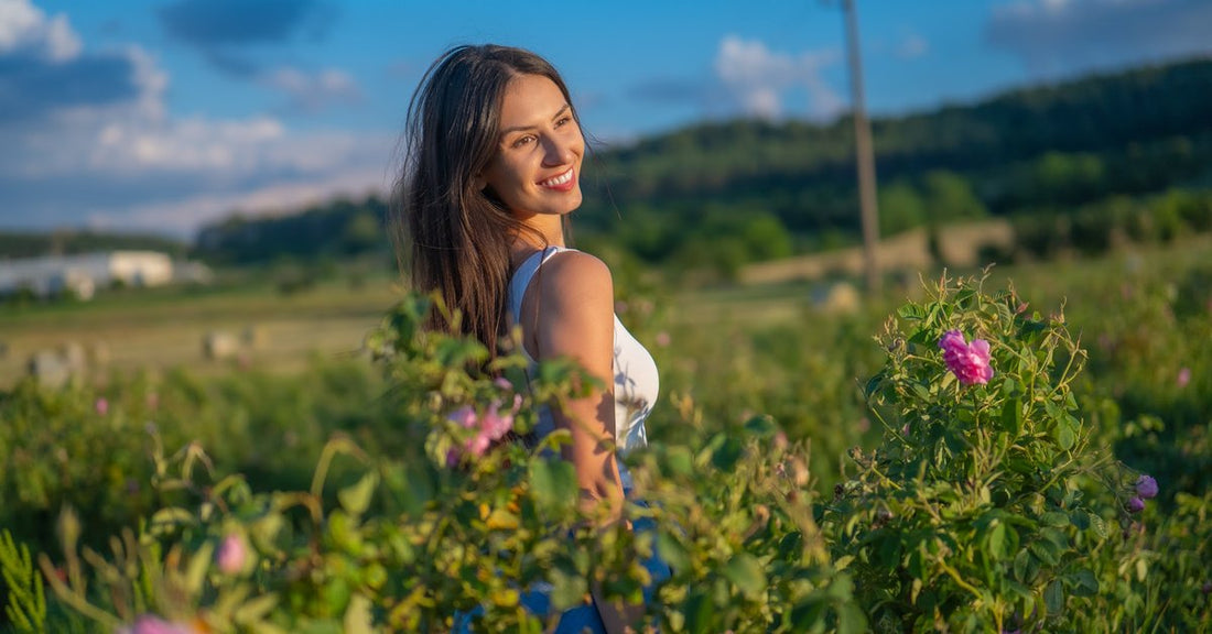 Žena u rascvjetanom polju ruža u bugarskoj Dolini ruža