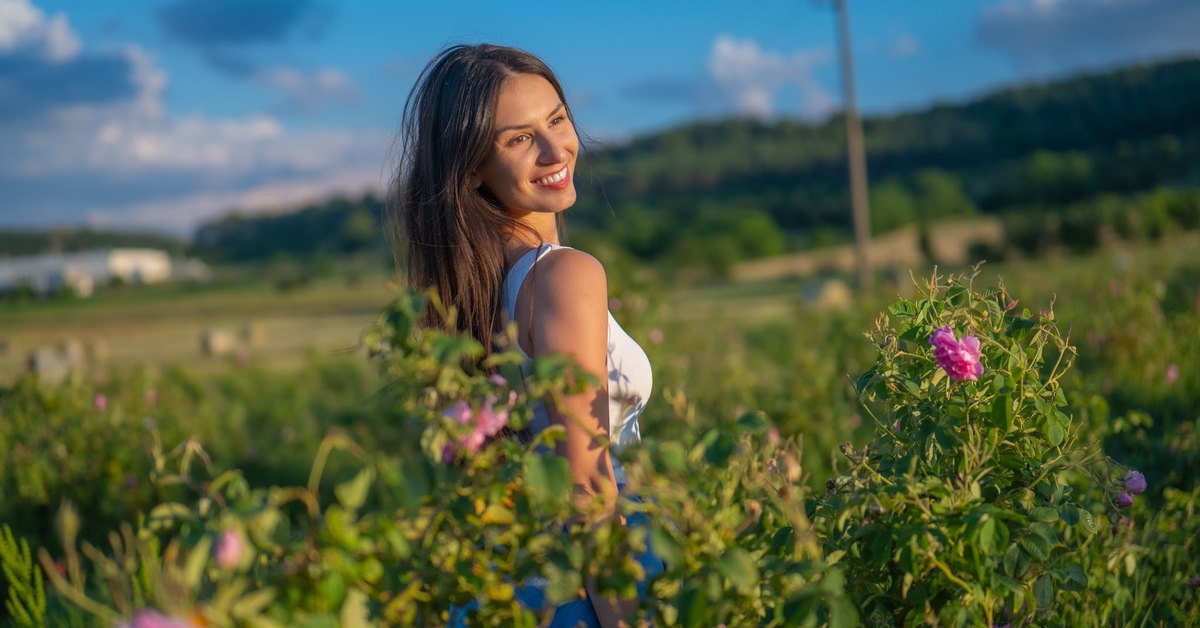 Žena u rascvjetanom polju ruža u bugarskoj Dolini ruža