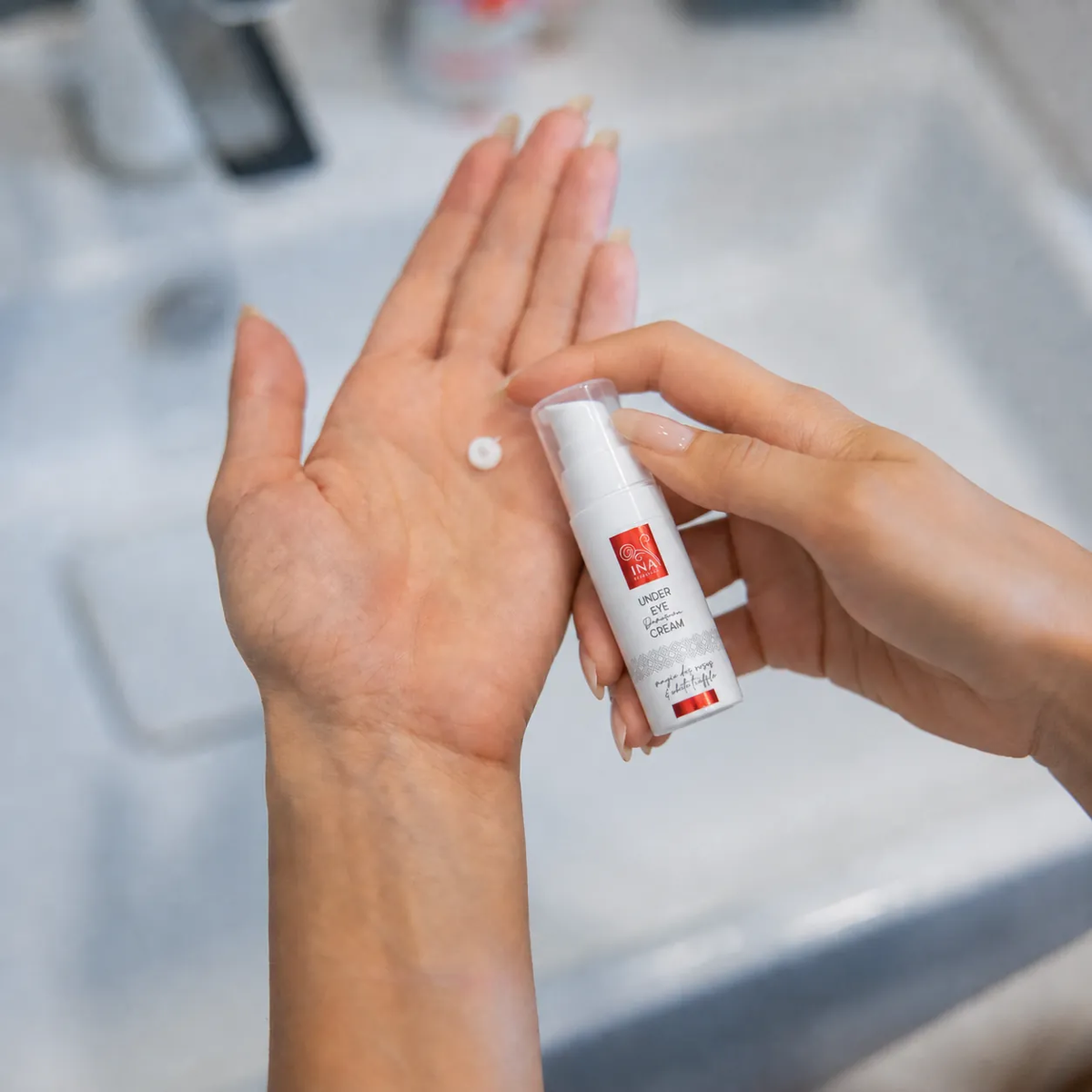 Korak pravilnog nanošenja kreme za područje oko očiju Rose Eye Lift